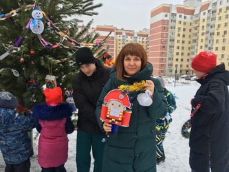 Юлия Видяйкина и Алексей Сидоров приняли участие в украшении уличной елки